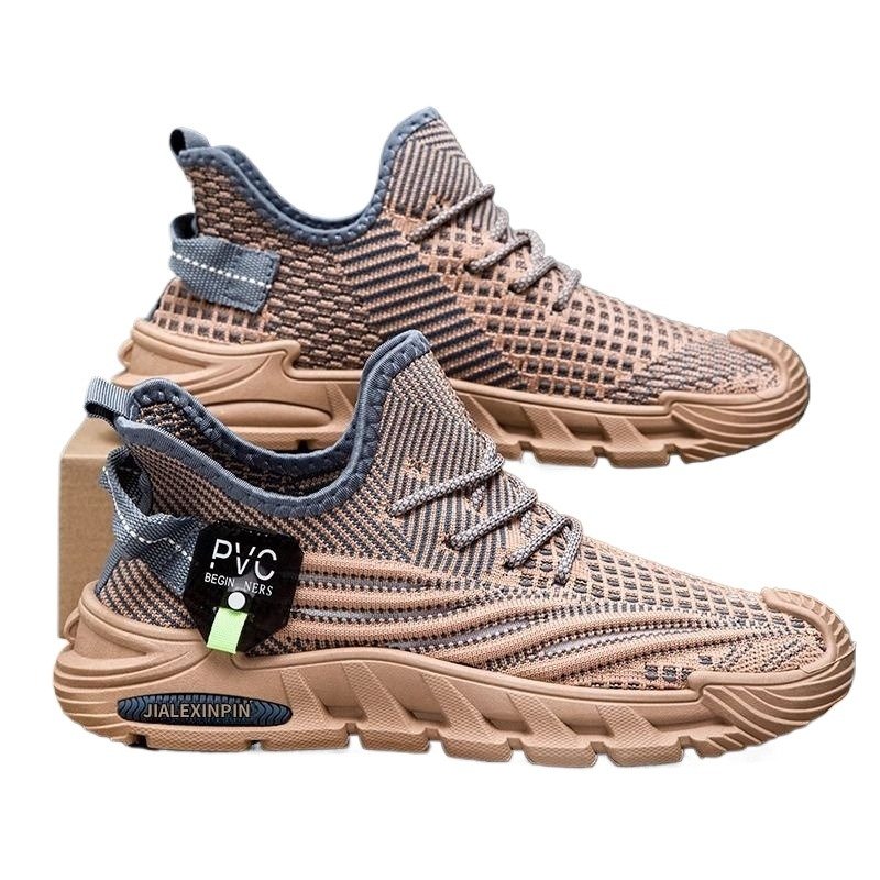 A man's summer air and light-sporting old man's shoes are swirling and thick on the net