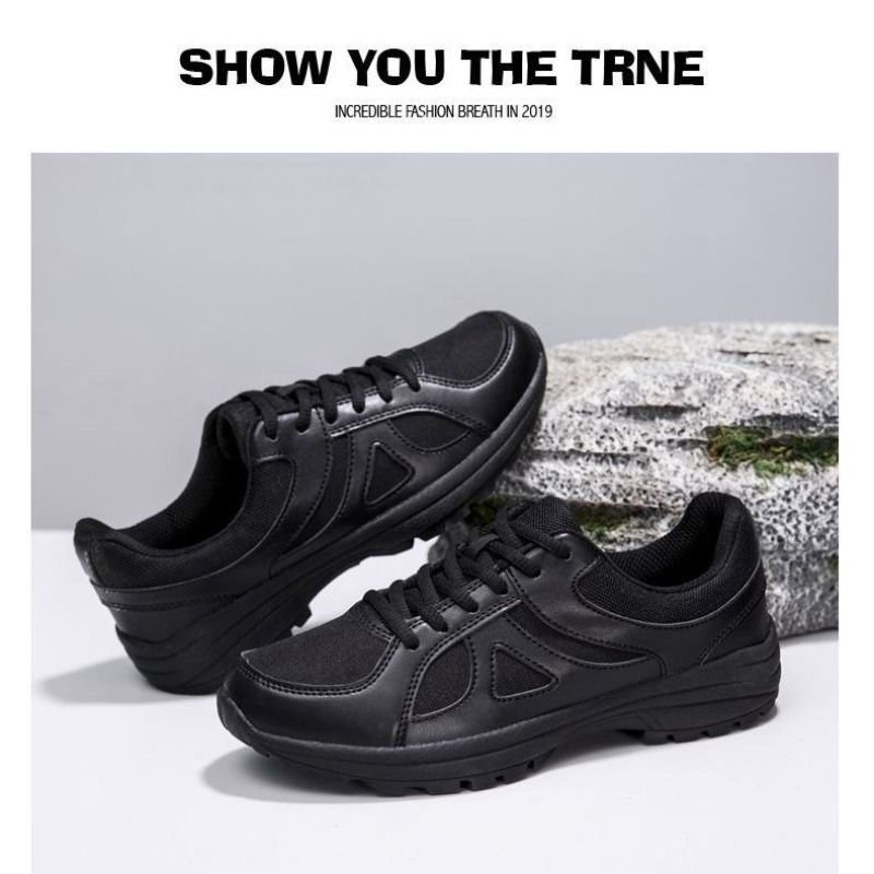 The black man with shoes can train in the air for the fall of the winter