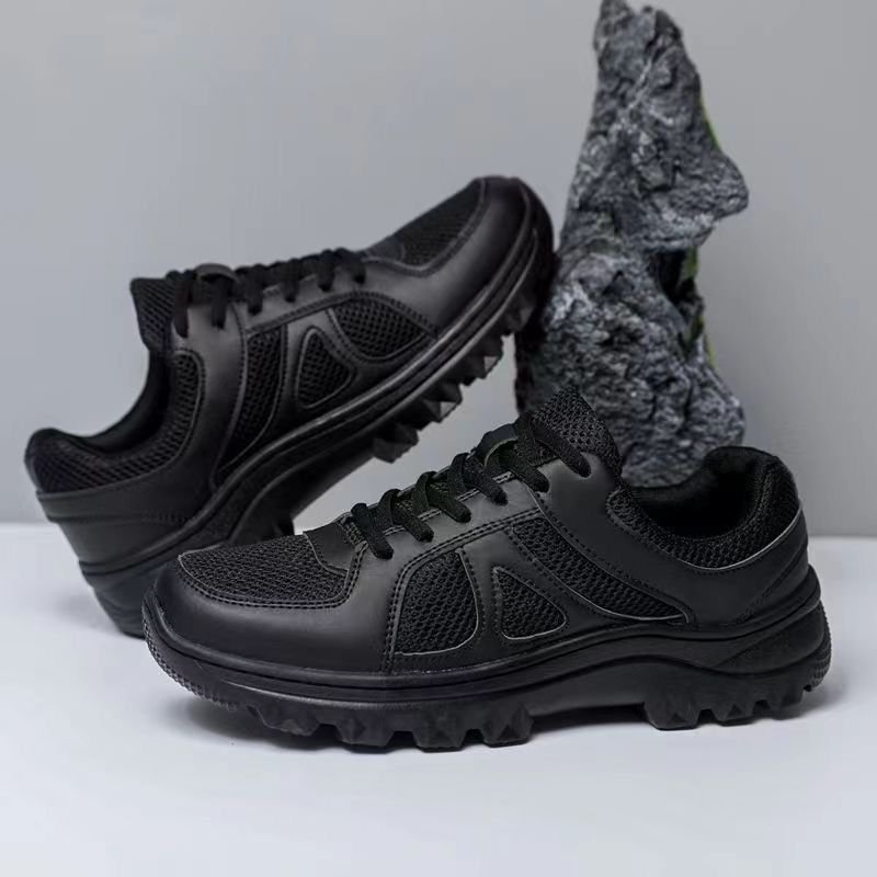 The black man with shoes can train in the air for the fall of the winter