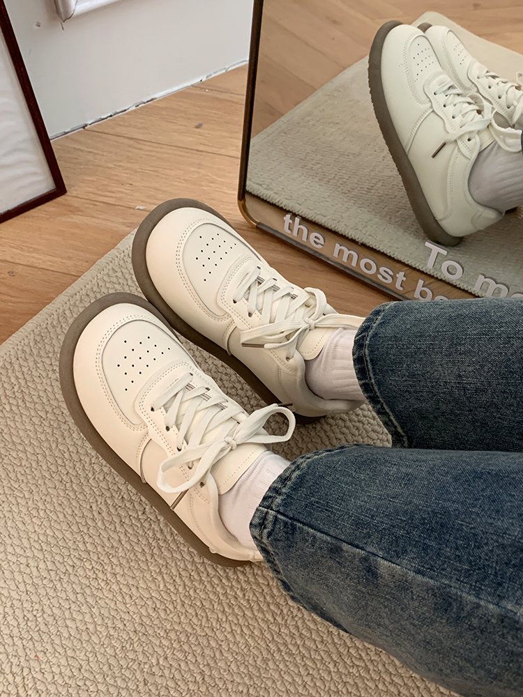 Little white shoe girl with a soft bottom and a new spring student with a big one-shoe shoe