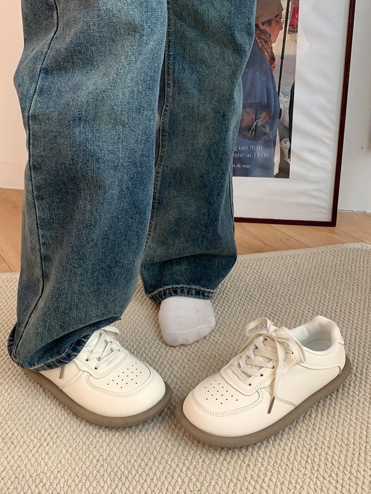 Little white shoe girl with a soft bottom and a new spring student with a big one-shoe shoe