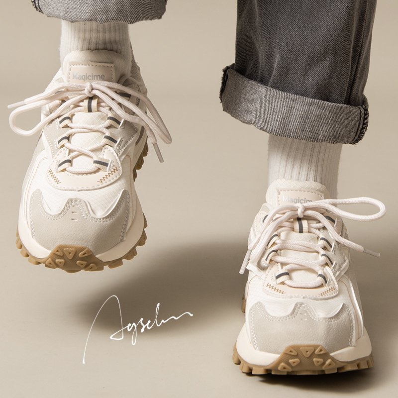The new 2024 on-line sneakers for a small group of hikers in the autumn