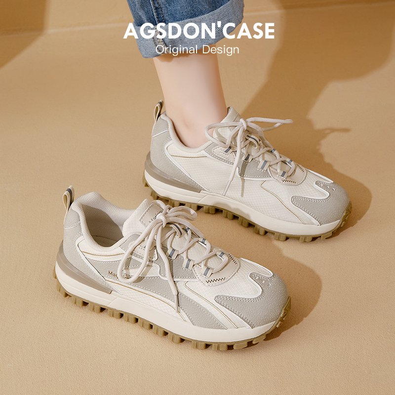 The new 2024 on-line sneakers for a small group of hikers in the autumn