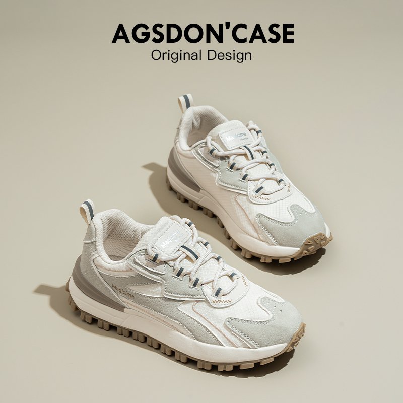 The new 2024 on-line sneakers for a small group of hikers in the autumn