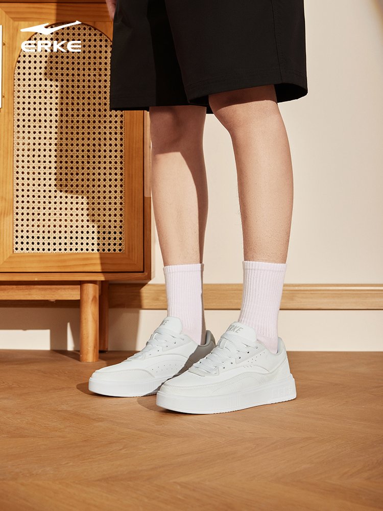 Hung Singlek is playing with men's shoes 2024