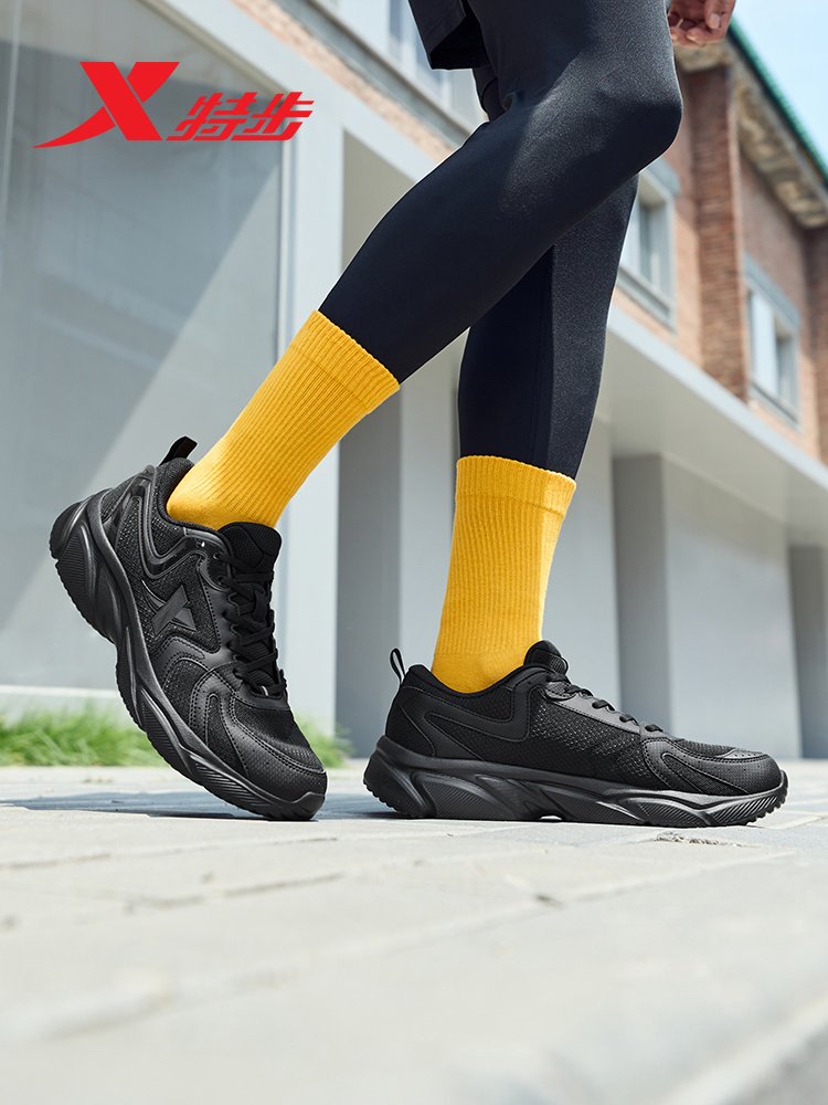 "Step-man sneakers 2024 summer air-breeding sneakers, retrospectal sneakers, black gyms, jogging shoes."