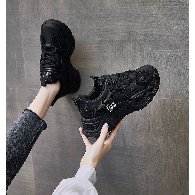 A girl's shoes don't get tired of working in her shoes