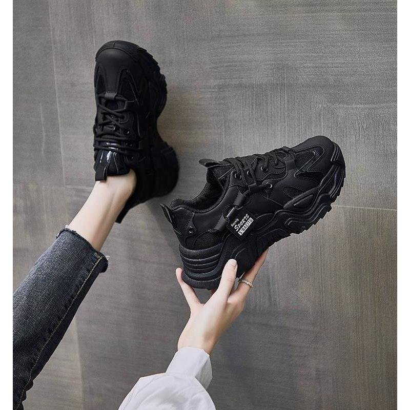 A girl's shoes don't get tired of working in her shoes