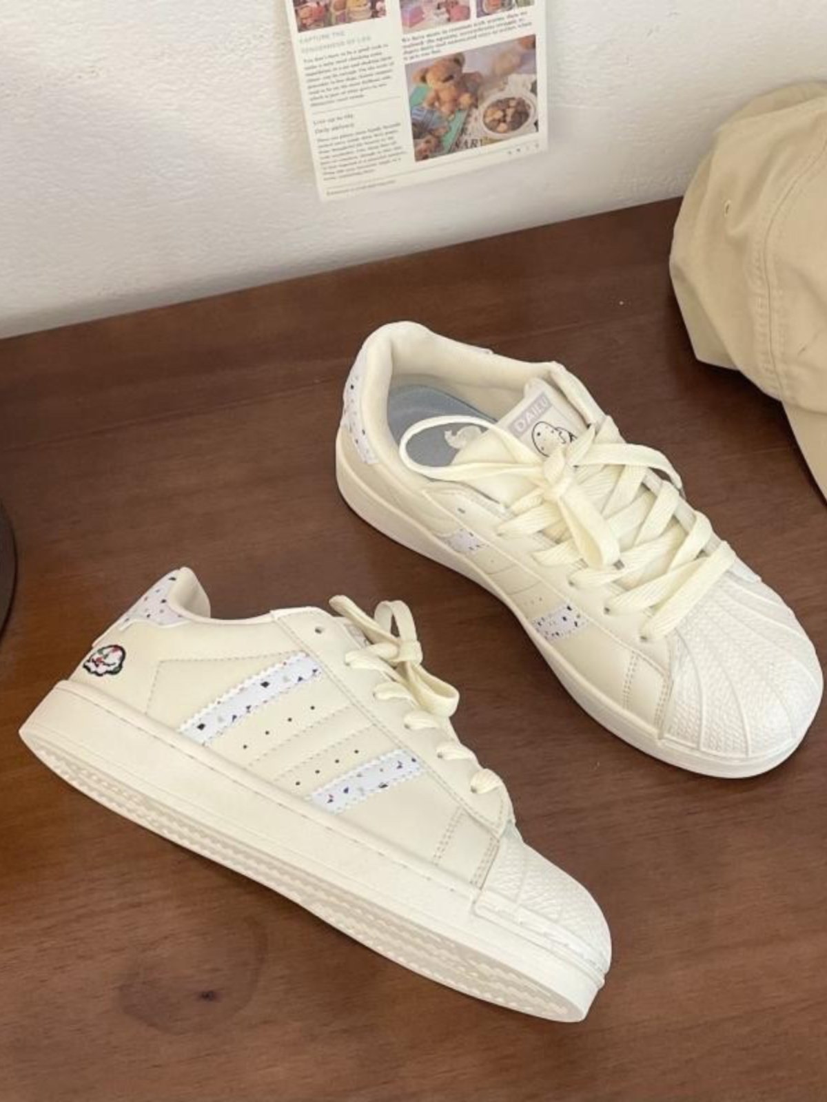 the children of the shoes are all in white shoes, and 2024 is a 20-year-old korean family