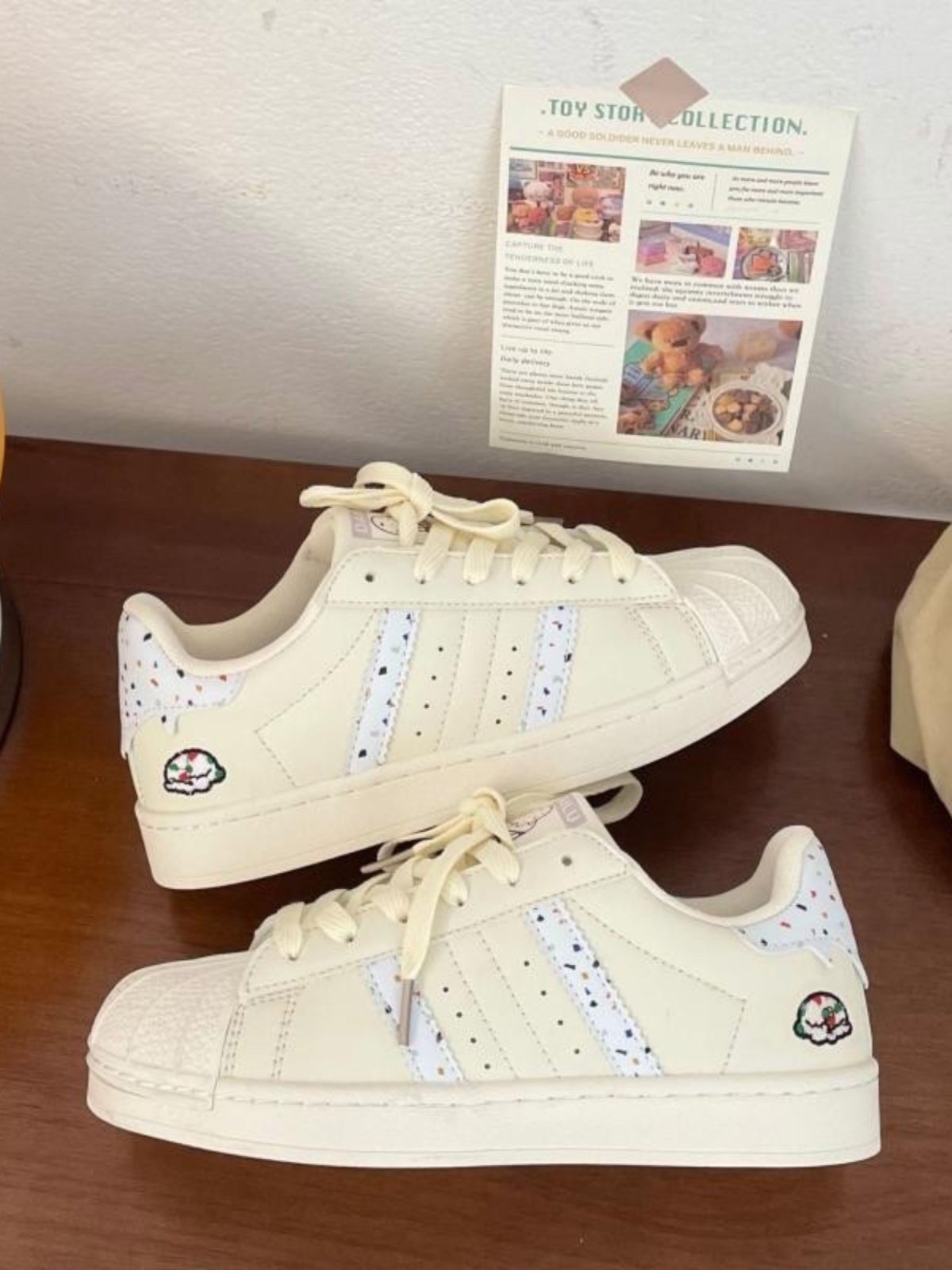 the children of the shoes are all in white shoes, and 2024 is a 20-year-old korean family