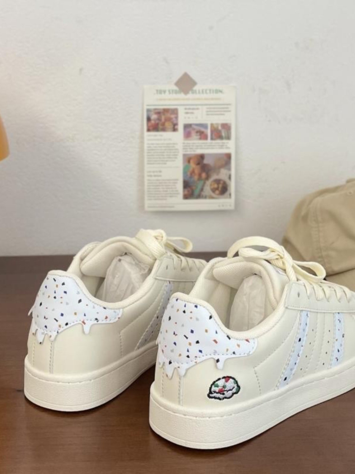 the children of the shoes are all in white shoes, and 2024 is a 20-year-old korean family
