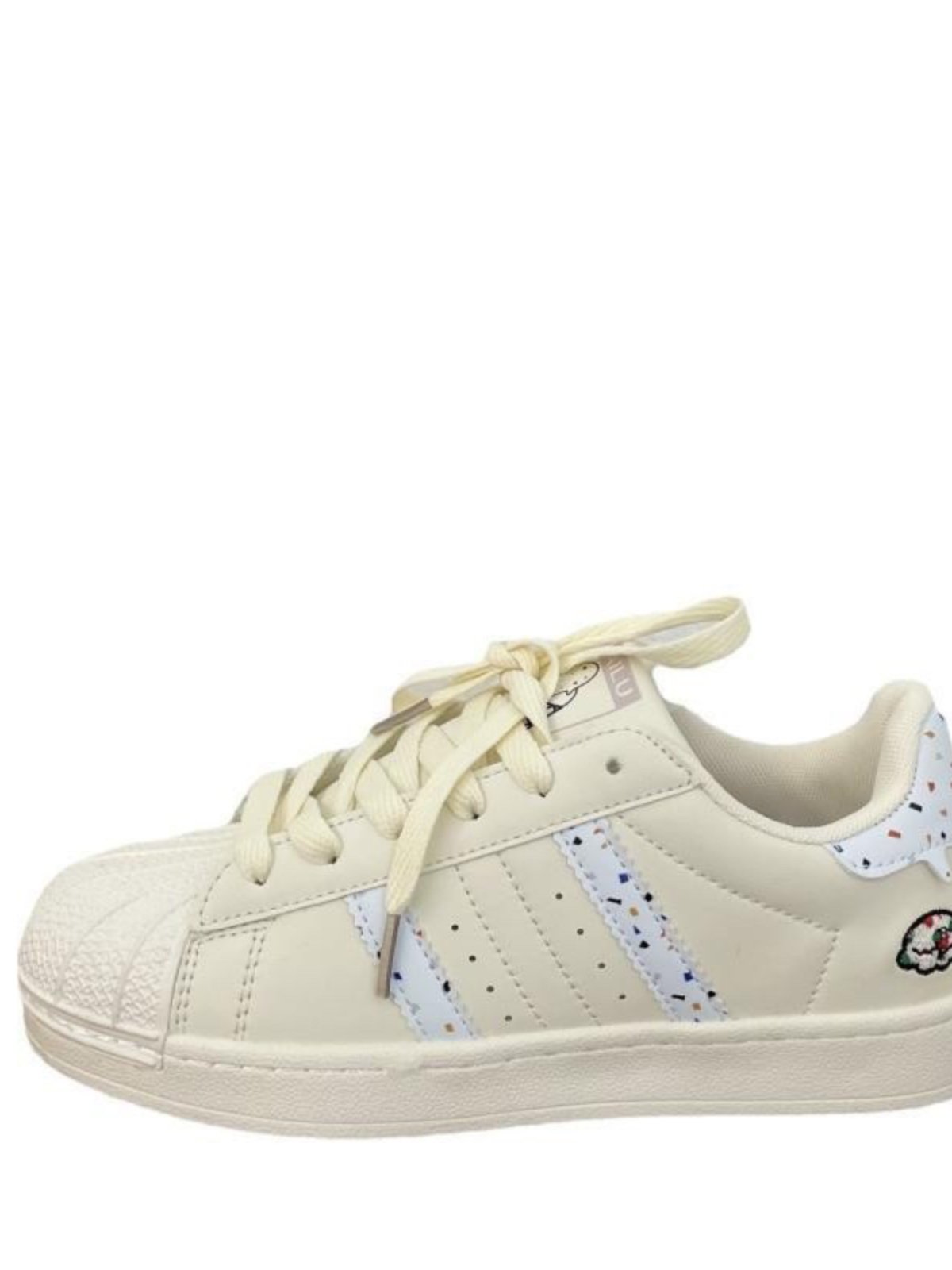 the children of the shoes are all in white shoes, and 2024 is a 20-year-old korean family