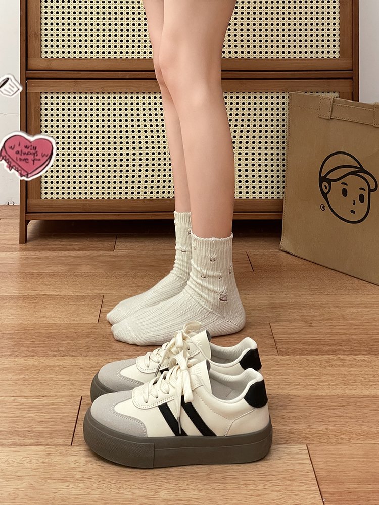 A new 2024 spring and autumn pair of white and white shoes, retrospected and retrospected