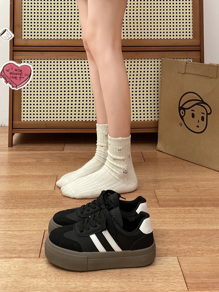 A new 2024 spring and autumn pair of white and white shoes, retrospected and retrospected
