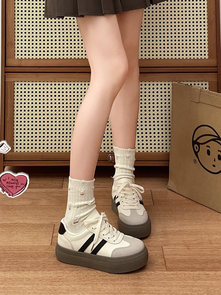 A new 2024 spring and autumn pair of white and white shoes, retrospected and retrospected