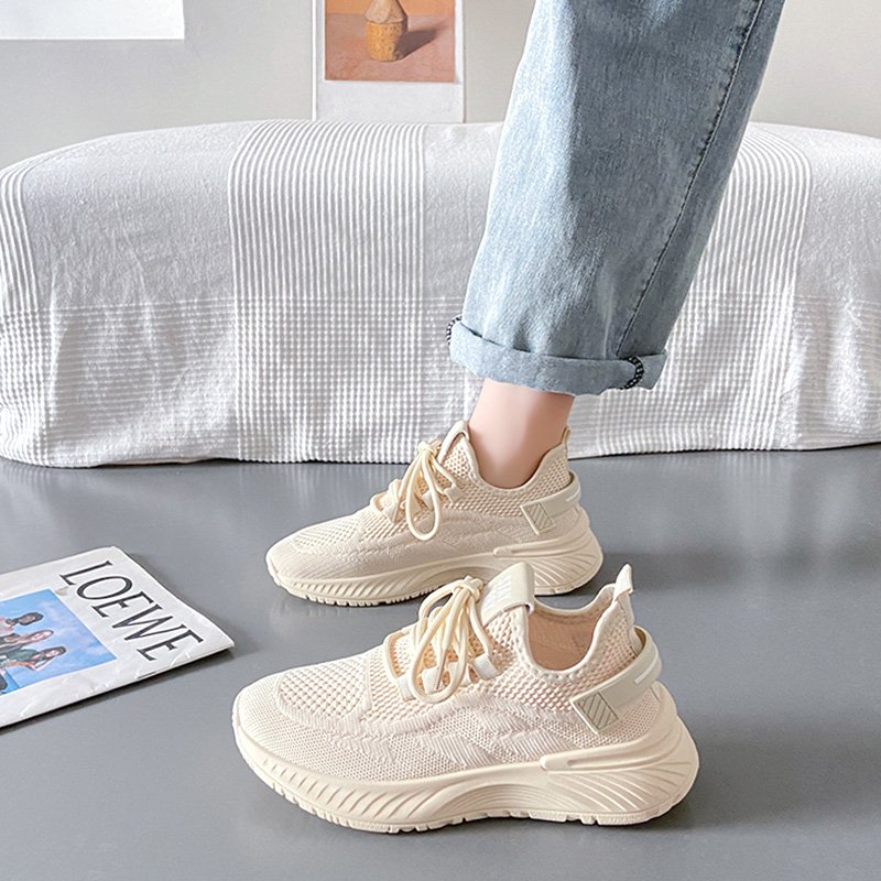 A new 2024 summer tremor-reducing soft-floor running shoes for a girl with a thin-skinned coconut