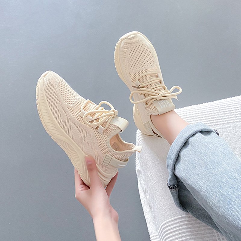 A new 2024 summer tremor-reducing soft-floor running shoes for a girl with a thin-skinned coconut