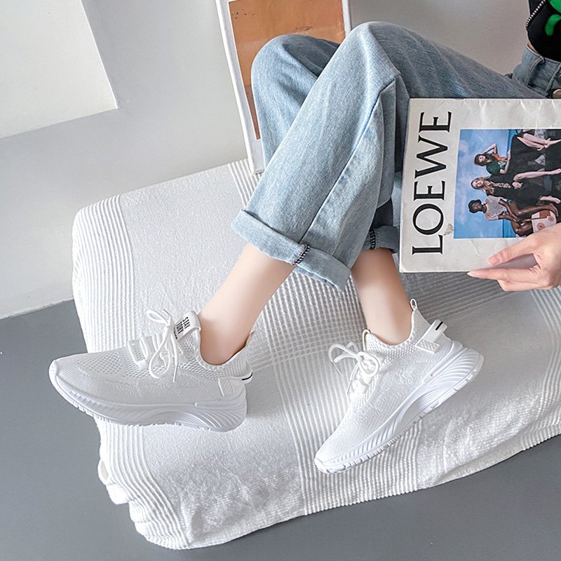 A new 2024 summer tremor-reducing soft-floor running shoes for a girl with a thin-skinned coconut