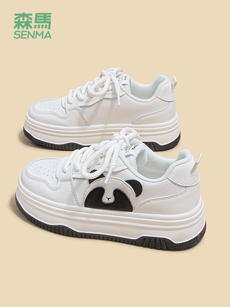 A new 2024 for the little white shoe girl with a big, thick shoe girl with a panda shoe