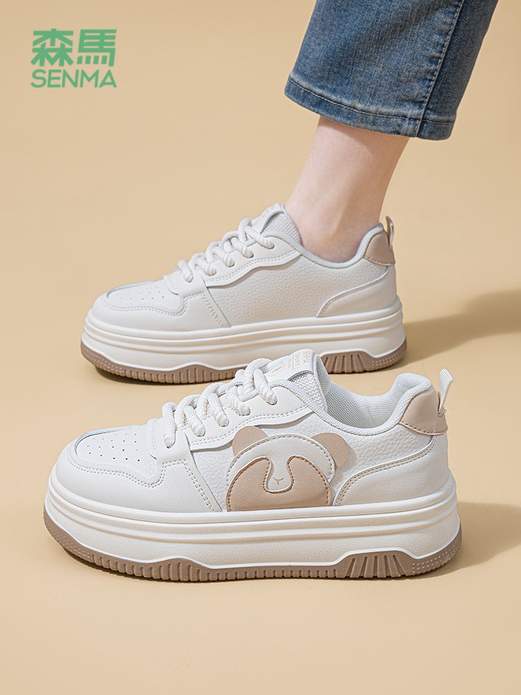 A new 2024 for the little white shoe girl with a big, thick shoe girl with a panda shoe