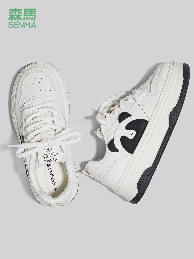A new 2024 for the little white shoe girl with a big, thick shoe girl with a panda shoe