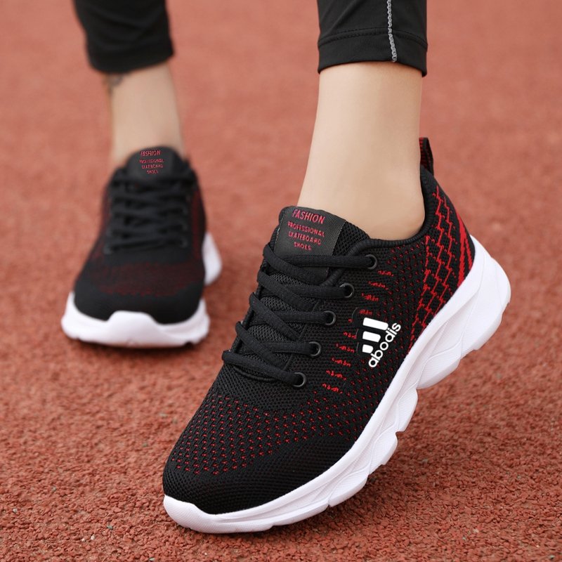 The brand-seated sneakers, the new one from the spring and fall, the air-receiving, black-discussed running shoes
