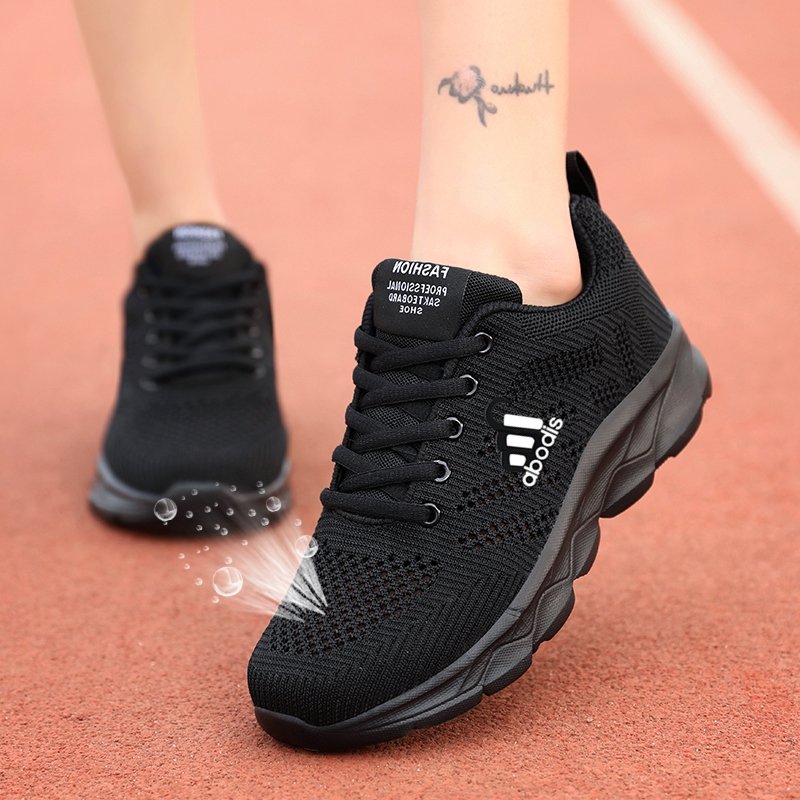 The brand-seated sneakers, the new one from the spring and fall, the air-receiving, black-discussed running shoes
