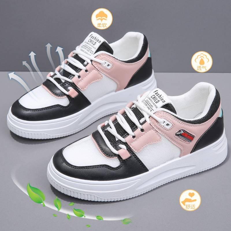A new 2024 hot-twisting summer-trip sportsgirl with a pair of shoes in junior high school