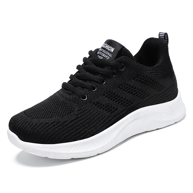 The old man's shoes, the girl's shoes, the mother's shoes, the air-fruit net sports shoes