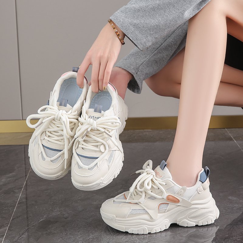 "Stomping on the shit-smuggling shoes of a new summer-smuggle-to-smuggle old man's shoes in 2024