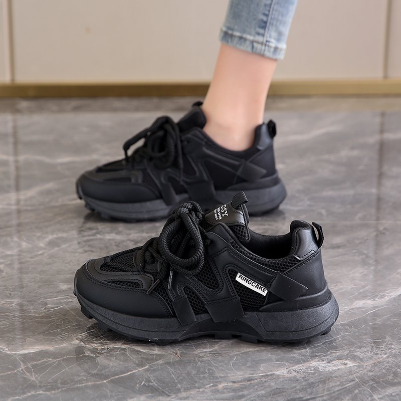 The black old man's shoes don't get tired of working in the summer