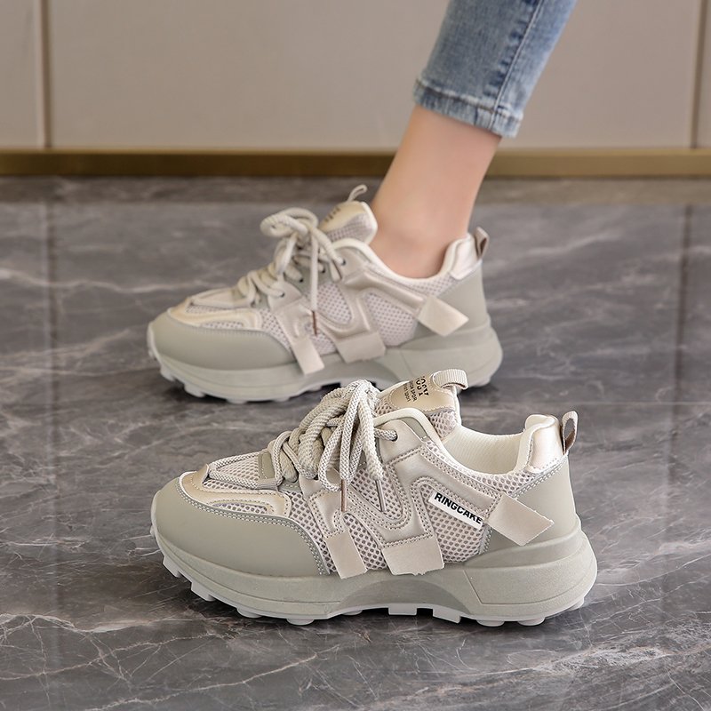 The black old man's shoes are so soft that they don't get tired of working in the summer