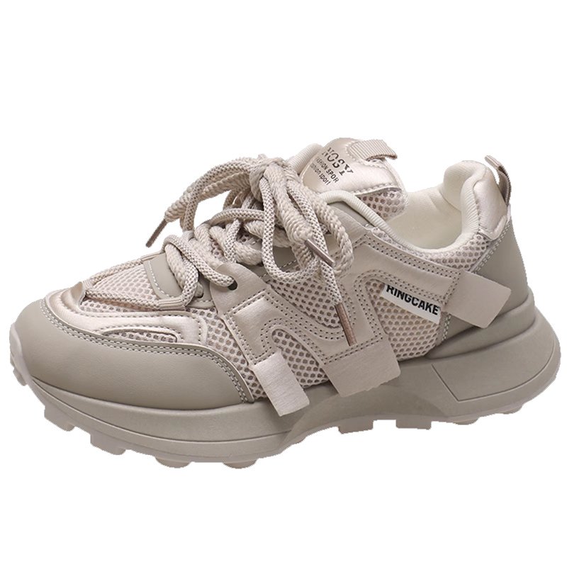 The black old man's shoes are so soft that they don't get tired of working in the summer
