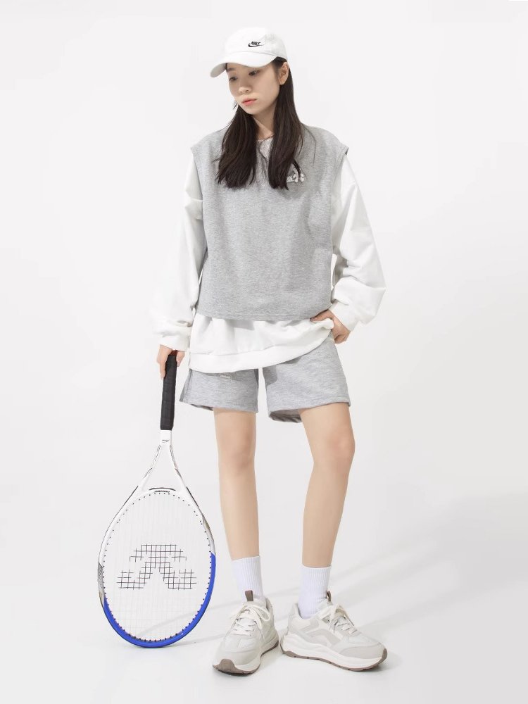 Skinny sneakers, 2024 Spring and Falls, with a big old man's shoe and a kid's shoe