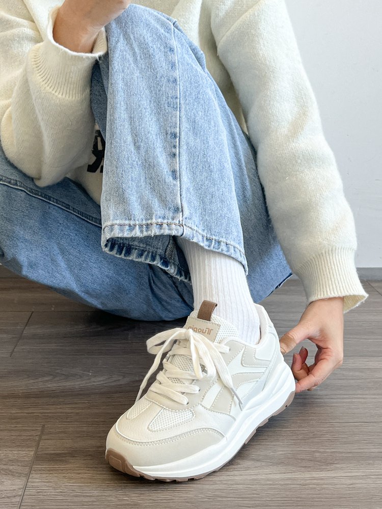 Skinny sneakers, 2024 Spring and Falls, with a big old man's shoe and a kid's shoe