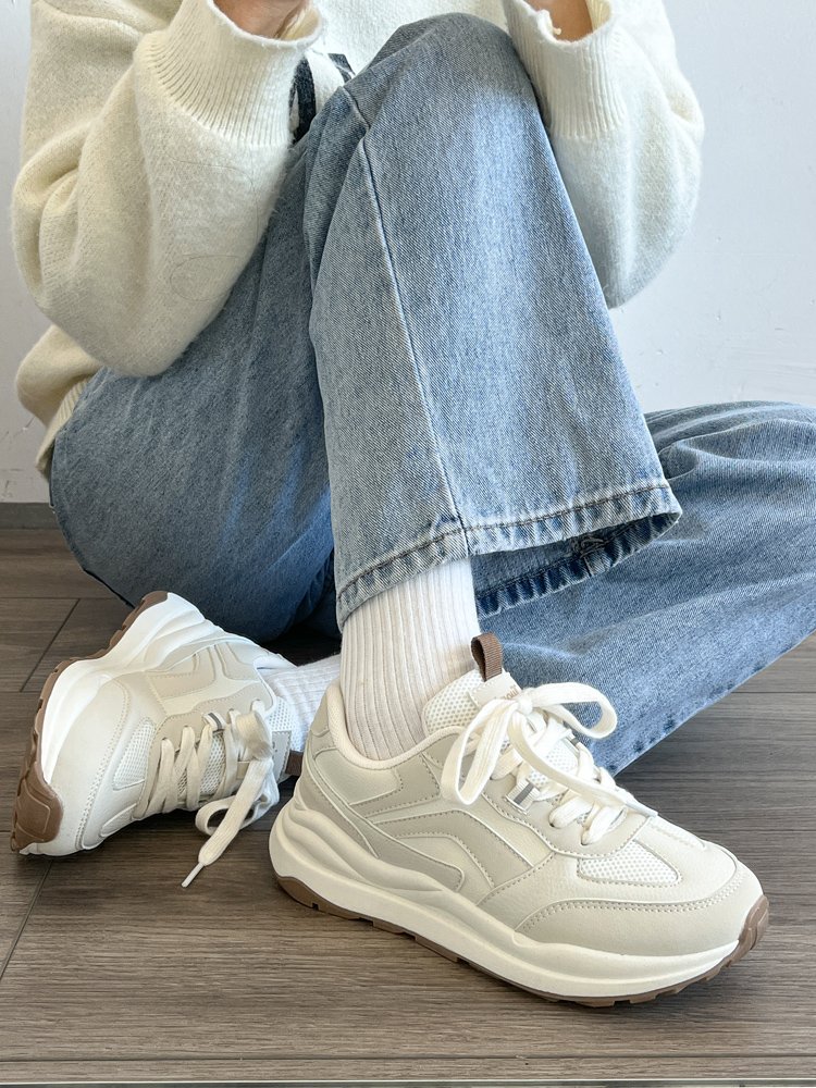 Skinny sneakers, 2024 Spring and Falls, with a big old man's shoe and a kid's shoe
