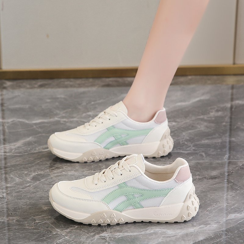 The little white shoe girl who stomped on the shit and stomped on her shoes in 2024