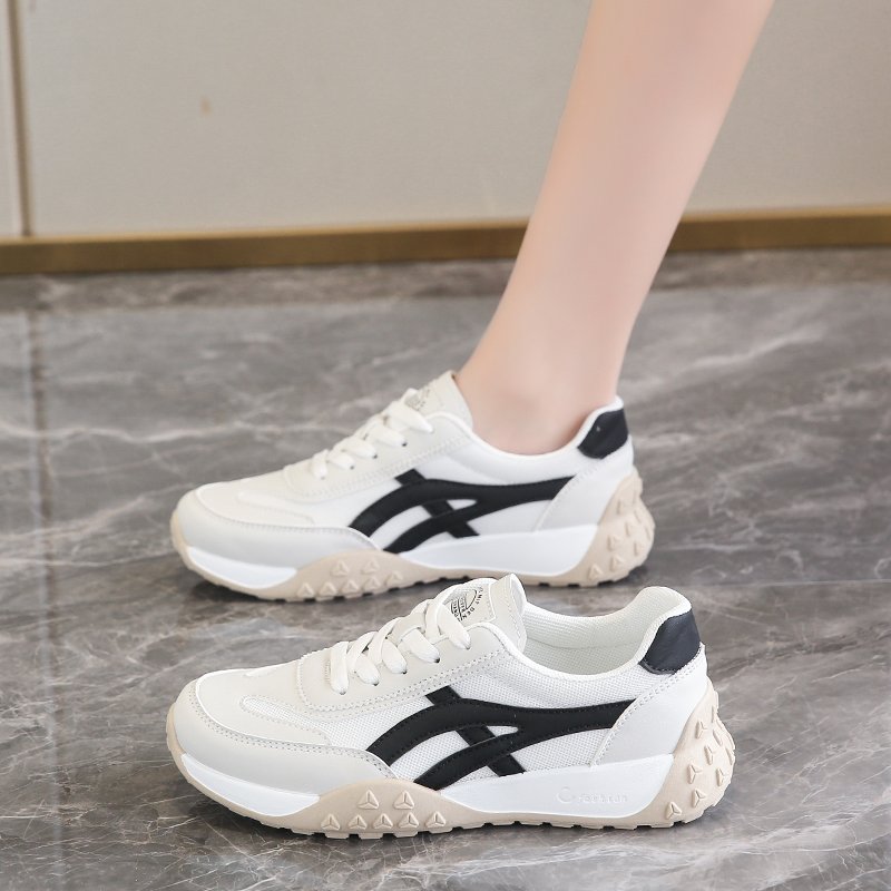 The little white shoe girl who stomped on the shit and stomped on her shoes in 2024