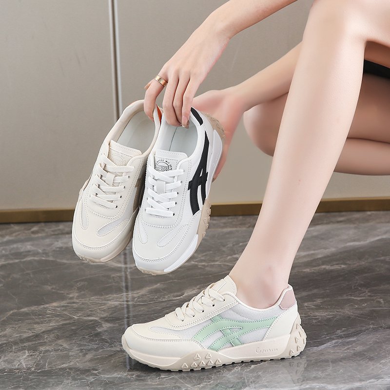 The little white shoe girl who stomped on the shit and stomped on her shoes in 2024