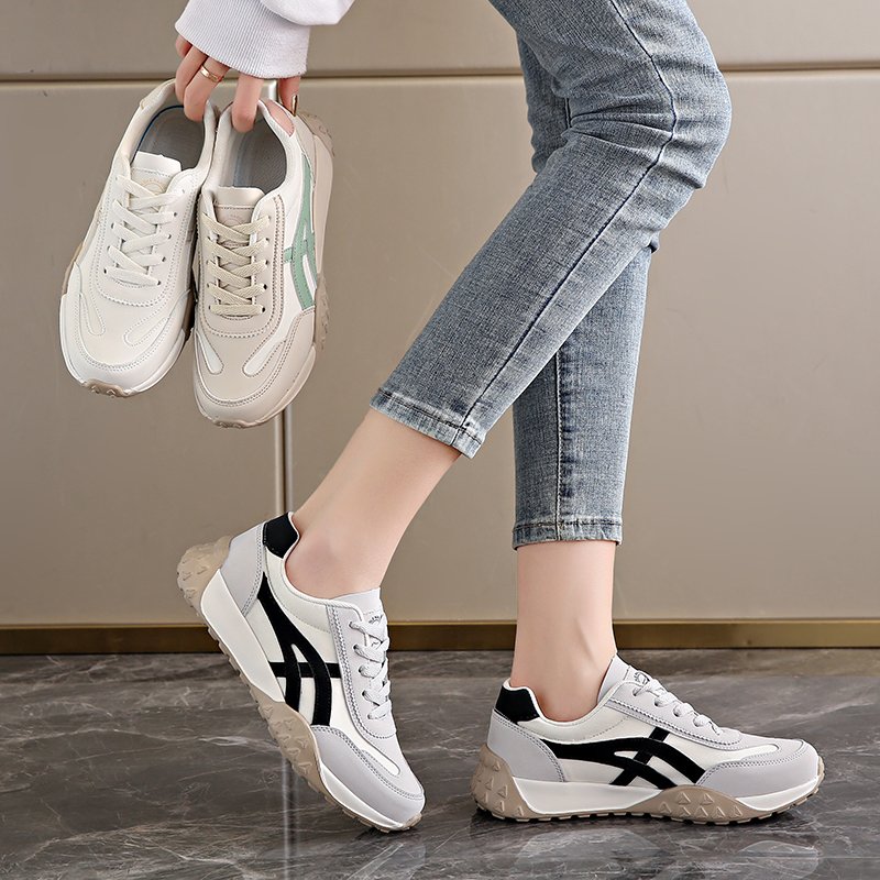 "Stomping on a little white shoe girl, 2024 new sports girl, and he's a little light on the shoes."