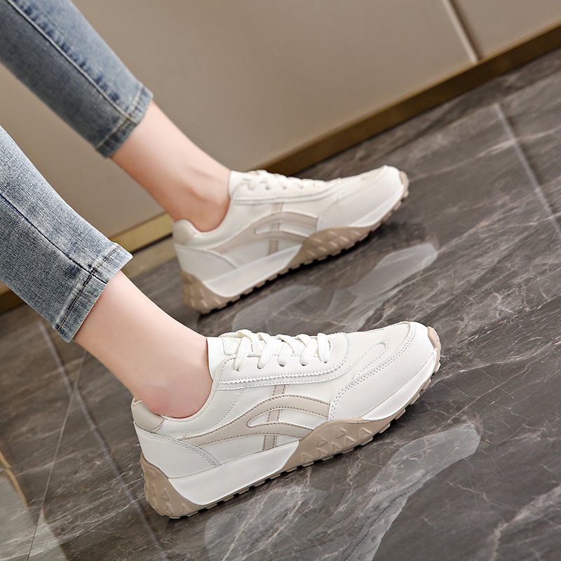 "Stomping on a little white shoe girl, 2024 new sports girl, and he's a little light on the shoes."