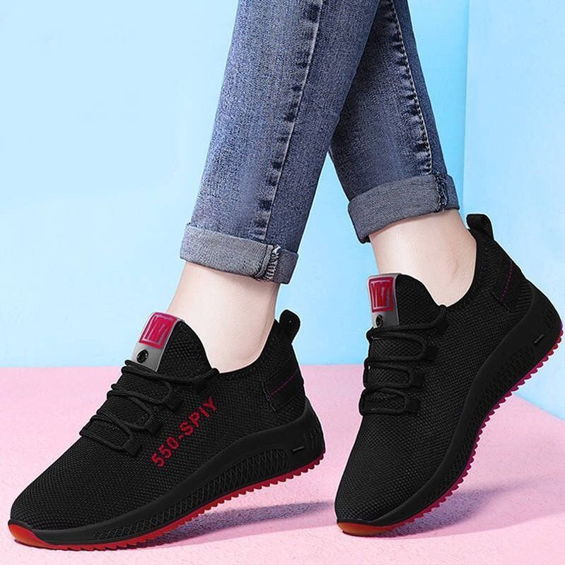 "Spring and Autumn's mother's shoes, old Peking Boots, lighten up a 2024 new pair of working shoes."