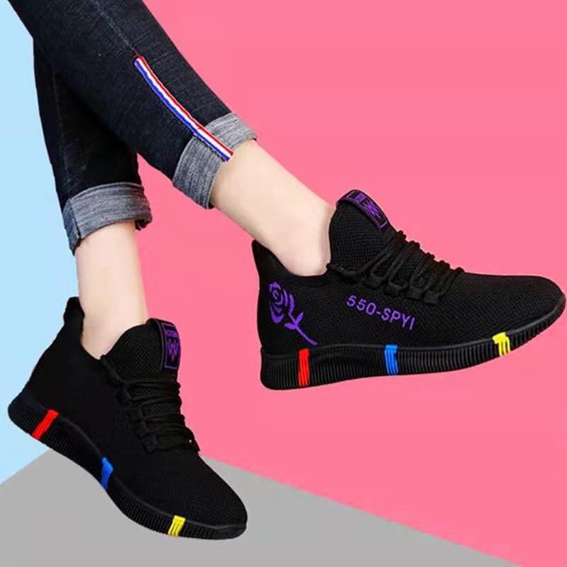 "Spring and Autumn's mother's shoes, old Peking Boots, lighten up a 2024 new pair of working shoes."