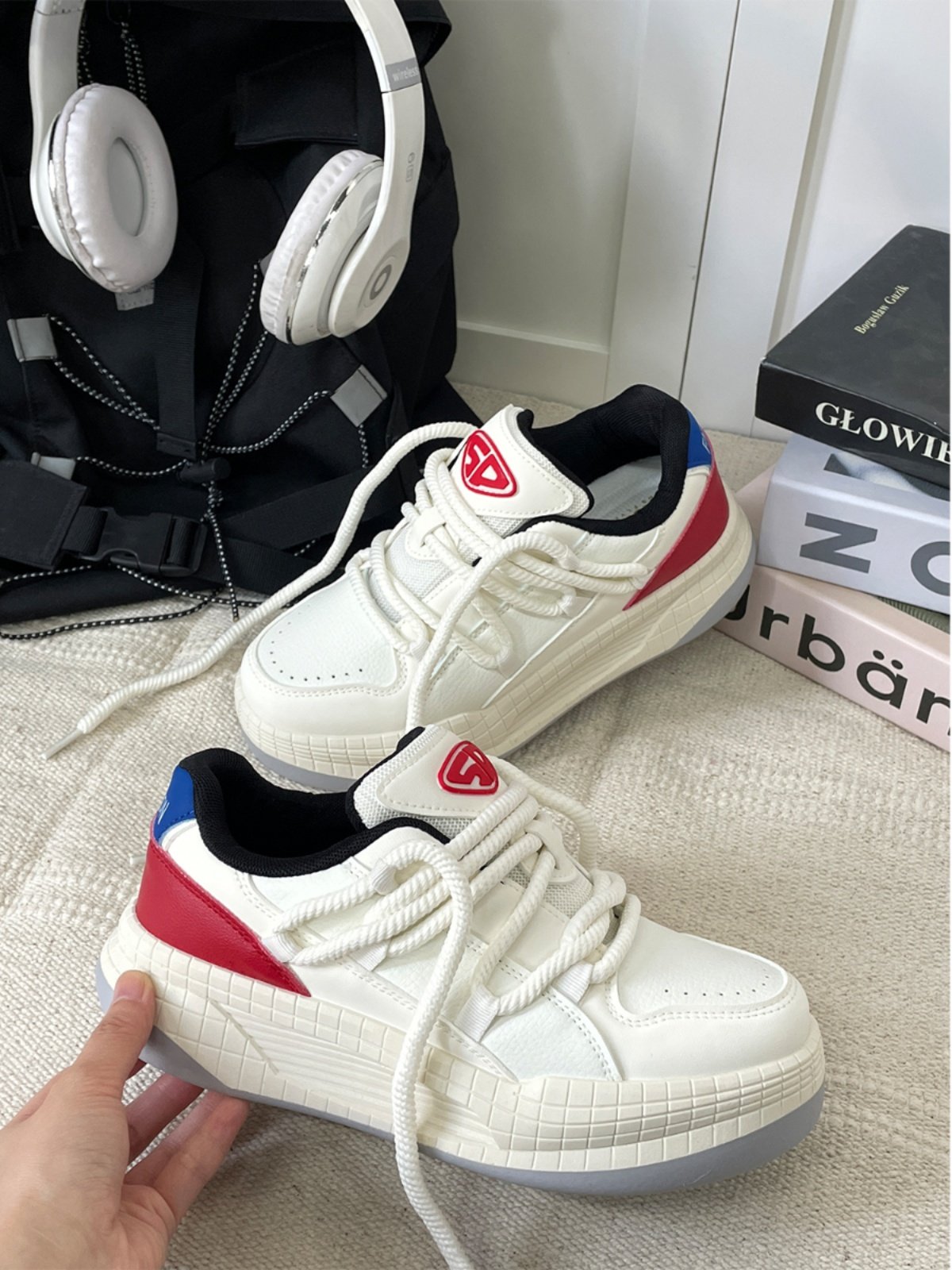 A new 2024 for a little white-shoe girl with a hundred-jack retro-coloured sports shoe
