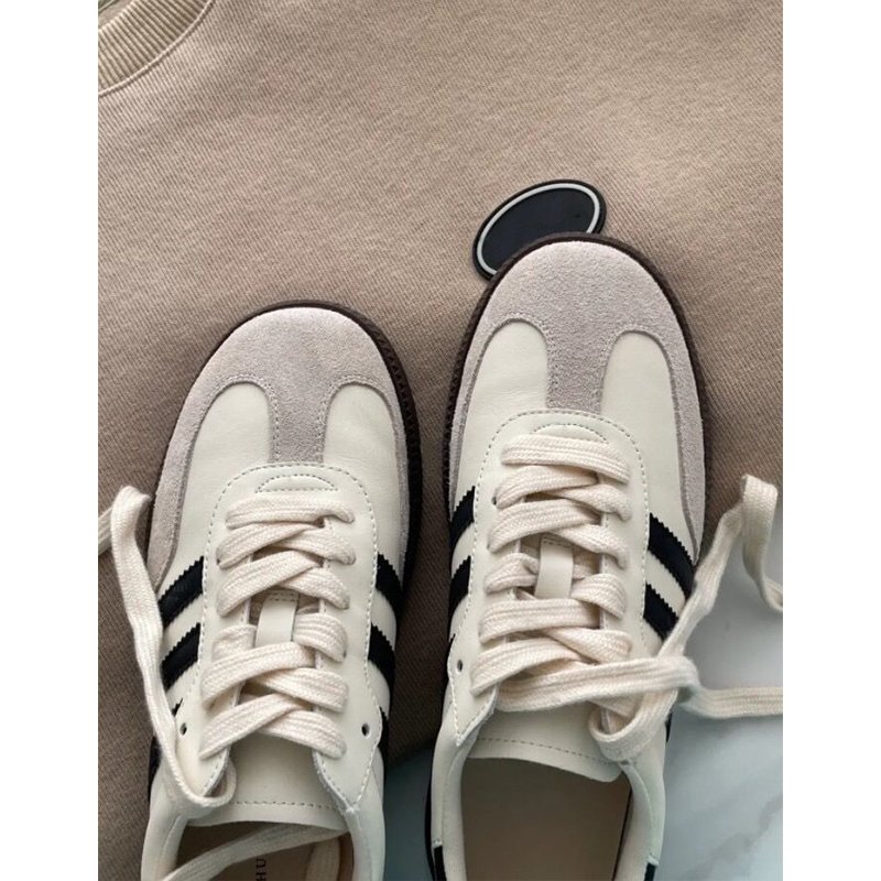 Stylish girl! The boss left her a pair of white-laced shoes
