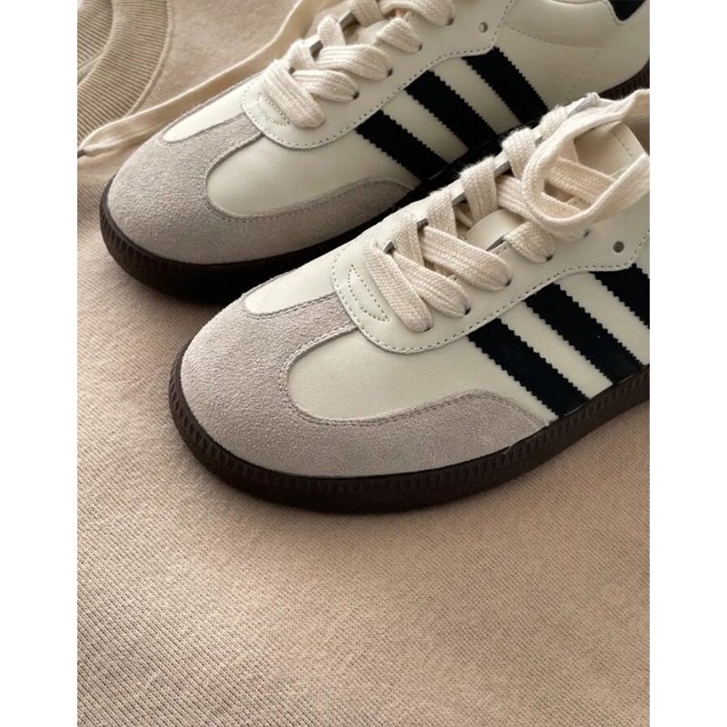 Stylish girl! The boss left her a pair of white-laced shoes