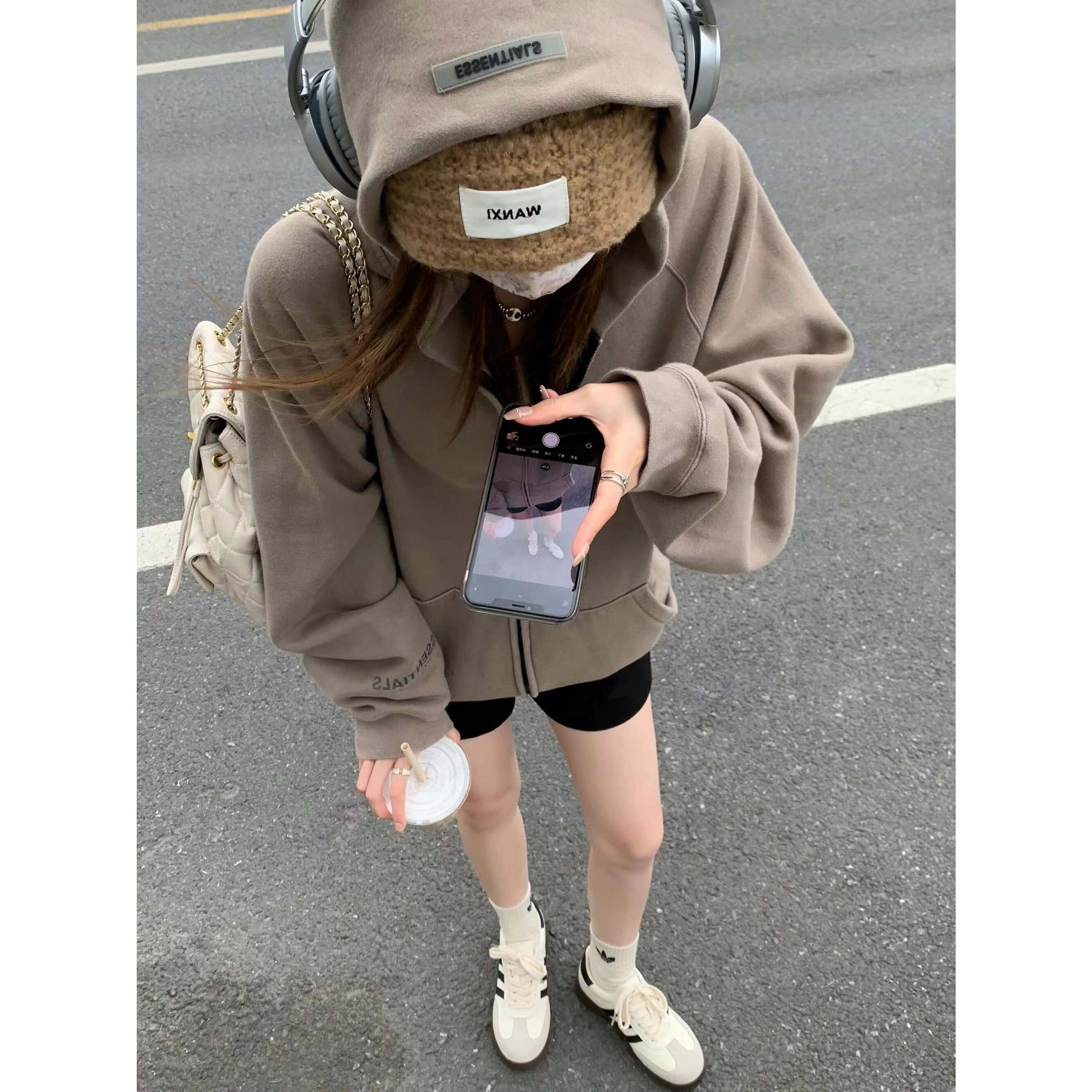 Stylish girl! The boss left her a pair of white-laced shoes