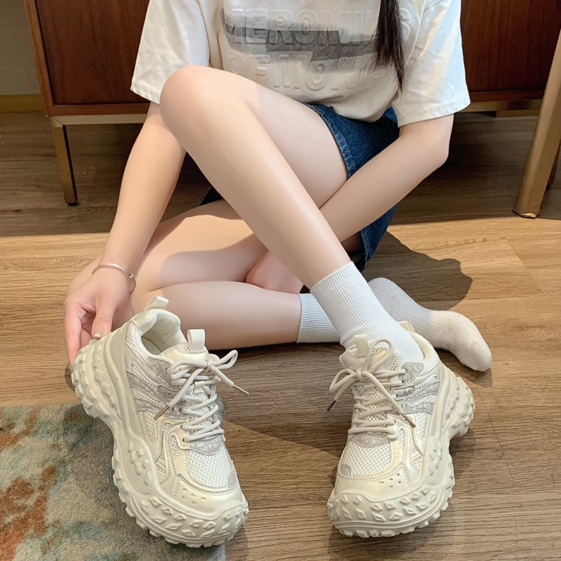 Stepping on the shit and feeling the Korean omelet's tires and shoes, 2024 new webs, breathing out the old man's shoes and girls' sandals