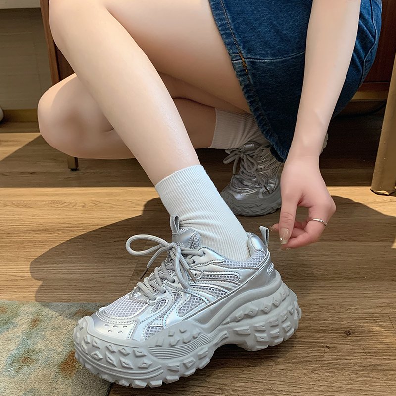 Stepping on the shit and feeling the Korean omelet's tires and shoes, 2024 new webs, breathing out the old man's shoes and girls' sandals