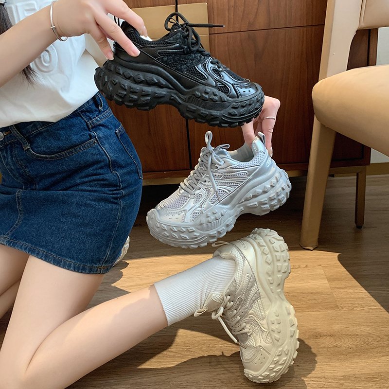 Stepping on the shit and feeling the Korean omelet's tires and shoes, 2024 new webs, breathing out the old man's shoes and girls' sandals